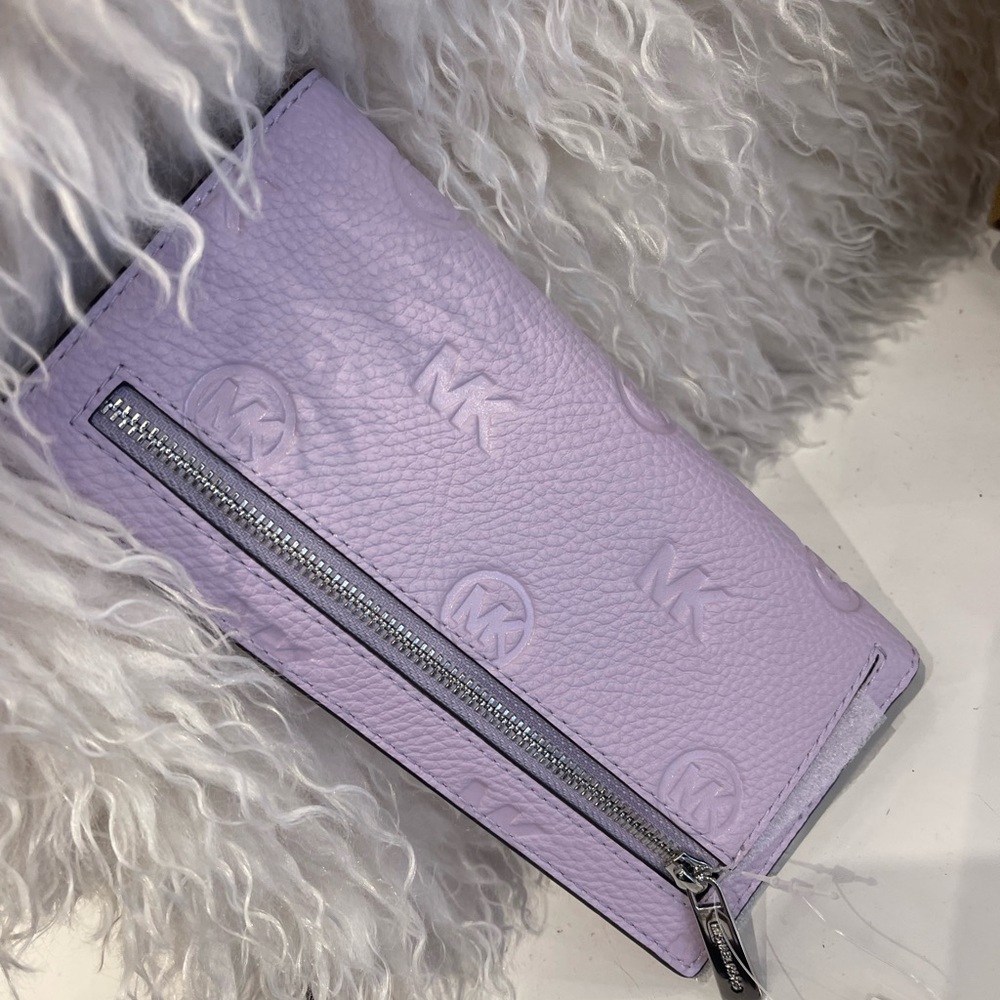 MICHAEL KORS Carson Large Logo Debossed Snap Wallet
Light Quartz 
NWT - Picture 5 of 16